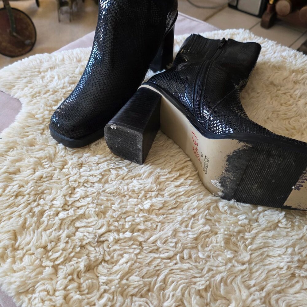 Black boots - Picture 3 of 5